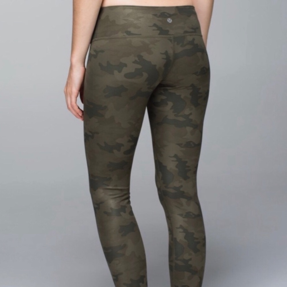rare Savasana Camo Lulu Wunder Under, size 8